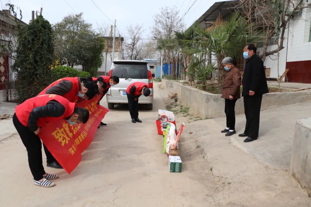 向(xiàng)馬鈞有烈士母親鞠躬緻敬