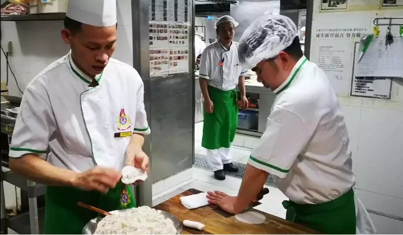 爲黃老制作蝦餃的師傅正在準備配料